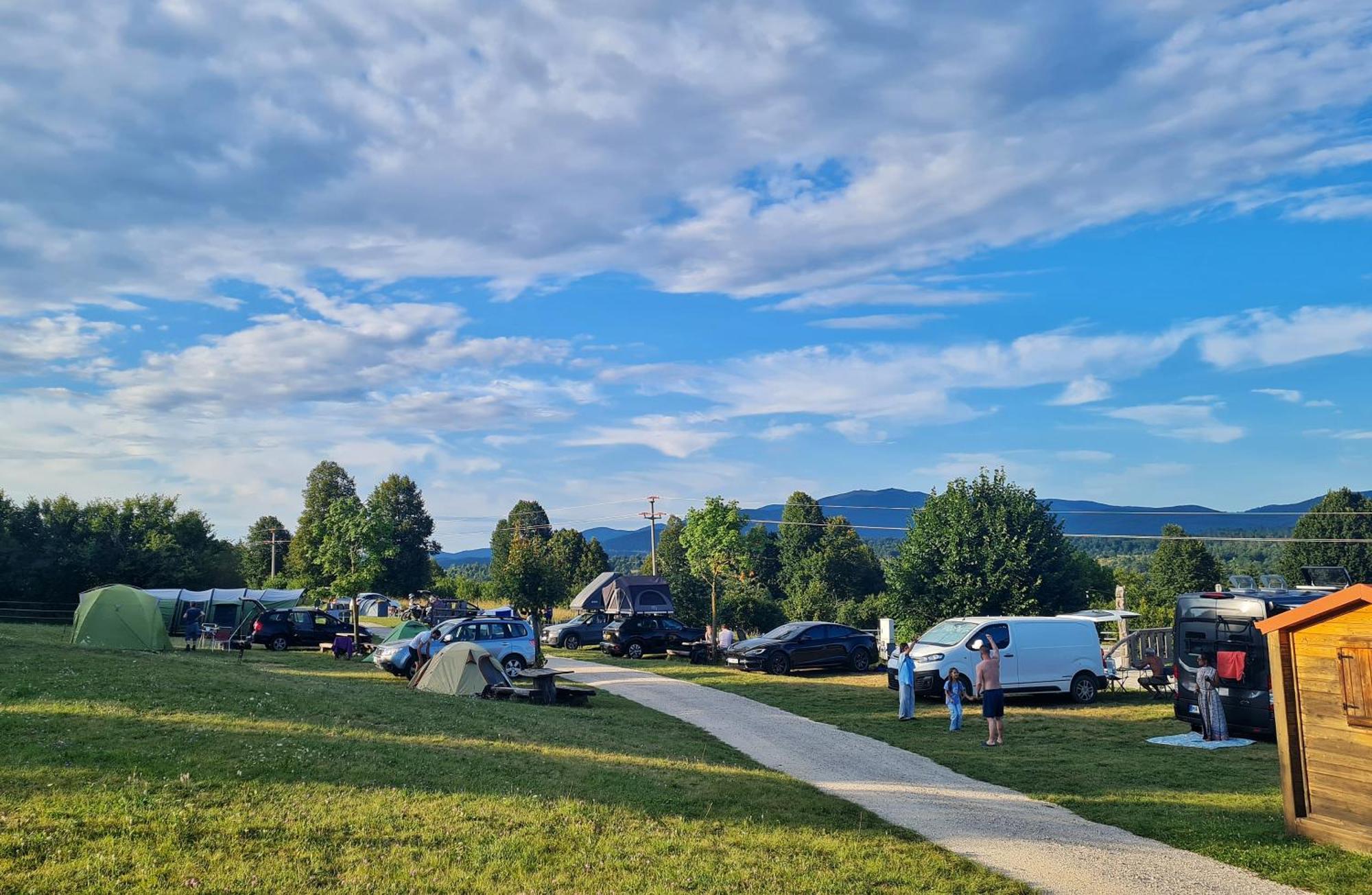 Camp The Sunrise Hill Hotel Pivka Eksteriør billede
