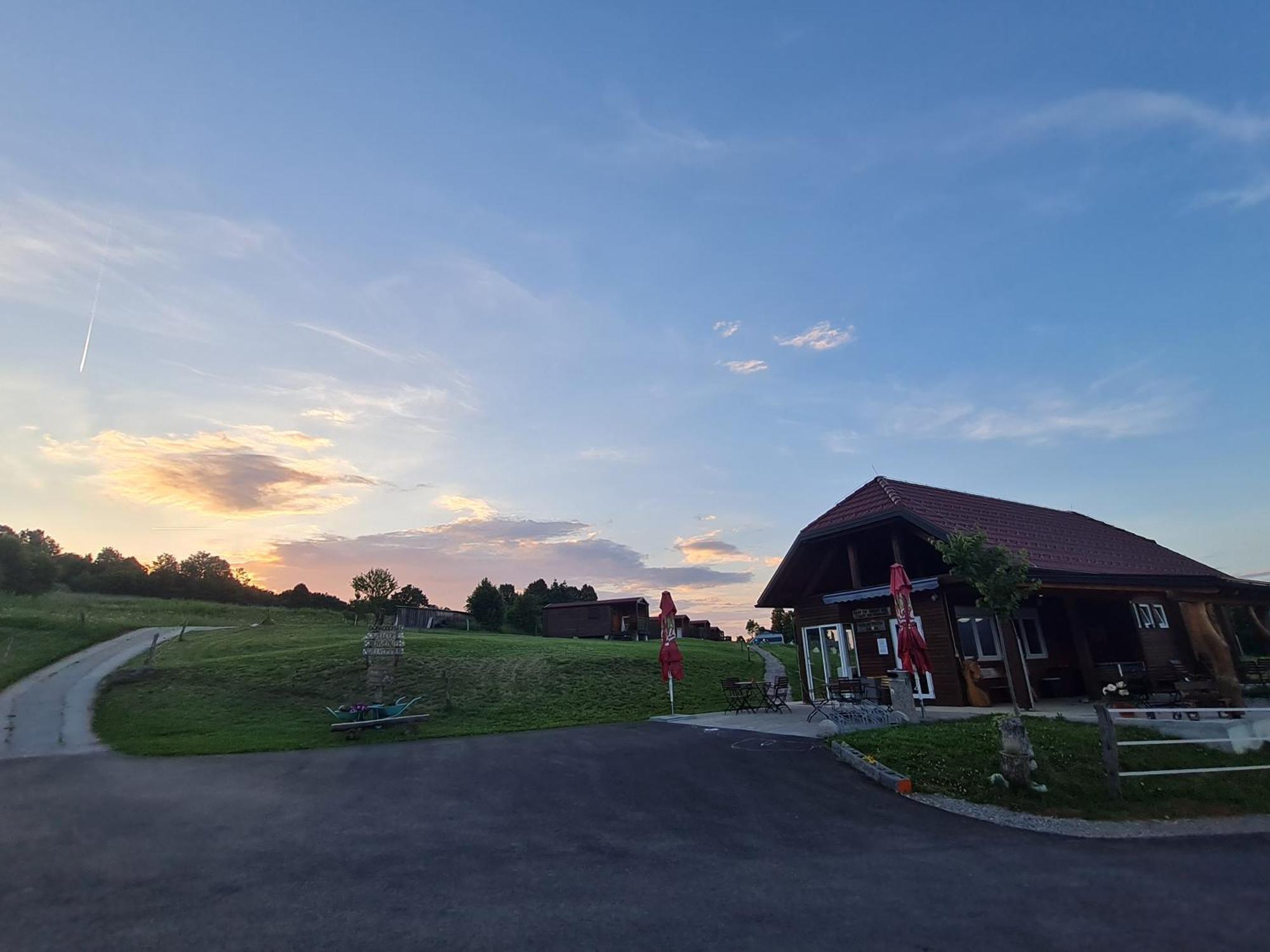 Camp The Sunrise Hill Hotel Pivka Eksteriør billede