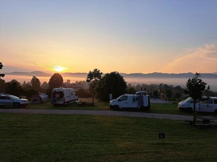 Camp The Sunrise Hill Hotel Pivka Eksteriør billede